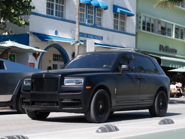 Miami, Florida, ABD - 06 Aralık 2024 Rolls Royce Cullinan 2024 çapraz otomobil. Rolls Royce Cullinan 'ın çapraz arabası. Araba Rolls Royce Cullinan dışarı park etmiş. Rolls Royce Cullinan, köşe manzaralı..