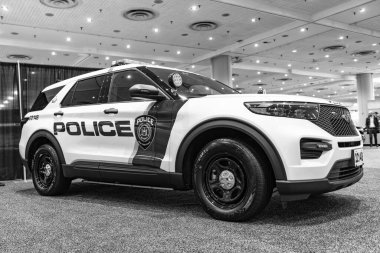 New York City, ABD - 27 Mart 2024: Ford Explorer MTA polis arabası New York Uluslararası Otomobil Fuarı, köşe görüş.