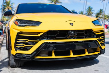 Miami, Florida, ABD - 22 Aralık 2024: Sarı Lamborghini Urus 2019 SUV arabası. Lamborghini Urus tipi lüks bir araba. Lamborghini Urus 'un arabası dışarıda park edilmiş. Lamborghini Urus, köşe manzaralı..