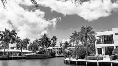 Yat teknesiyle Bay Harbor 'a demir atmış bir yaz tatili..