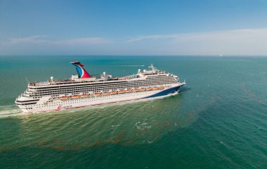 Miami, Florida, ABD - 31 Mart 2025 Yaz Tatili Gezisi. Karnaval yolcu gemisi. Gemi seyahati. Gemi Miami sahil limanından ayrılıyor. Karnaval Fetih yolcu gemisi yolculuğu. Seyahat tatili.