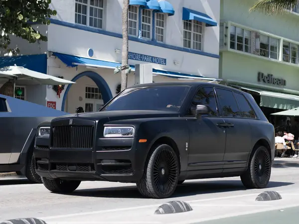 Miami, Florida, ABD - 06 Aralık 2024 Rolls Royce Cullinan 2024 çapraz otomobil. Rolls Royce Cullinan 'ın çapraz arabası. Araba Rolls Royce Cullinan dışarı park etmiş. Rolls Royce Cullinan, köşe manzaralı..
