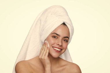Kaplıcada güzellik günü. Kadın pamuk pedi kullanıyor. Cilt bakımı. Makyajı sil. Güzellik rutini. Havluyla yüz temizleyen kadın derisi. Pamuk yumağıyla deriyi temizliyor. Cilt kozmetolojisi. Deri hidrasyonu.