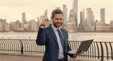 Sanal toplantı. Açık havada yenilikçi fikirlerden ilham alan serbest geliştirici. Manhattan 'ın iş adamı. Çevrimiçi çalışan İspanyol iş adamı. İşletme yöneticisi uzaktan kumanda çalışıyor. Karı arttır.