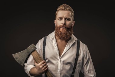 Olgun kızıl sakallı, şık saç stili, askılı, siyah baltalı adam..