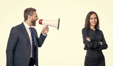İş adamının ortaklarıyla hoparlörde beyazlara bağırarak terfi etme konusunda anlaşmazlığı var..