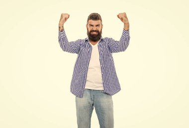 Sıradan gömlekli, sakallı, başarılı bir adam. Adamın şık bir saç kesimi var. Moda saç stili olan bir adam. Sıradan erkek tarzı. Vahşi hippi tarzı. Başarıyı ifade etmek. Vahşi, mutlu adam beyazlar içinde..