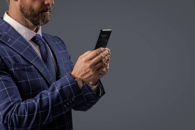 İş adamı mesajlaşması ve mesajı. Sosyal ağ. Telefonu olan İspanyol bir iş adamı. Telefon kullanan bir iş adamı. Gri, kırpık manzaralı bir adam telefonu konuşması. İş adamı sohbeti. Pankart.