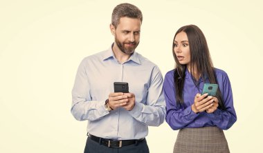 Blog 'da iş adamına mesaj atmak. İş adamı ve sekreterin telefonda mesajlaşması beyazdan izole edilmiş. Reklam. İş mesajlaşması. İnternet işi. Takım elbiseli iş adamı ve kadın telefon kullanıyor..