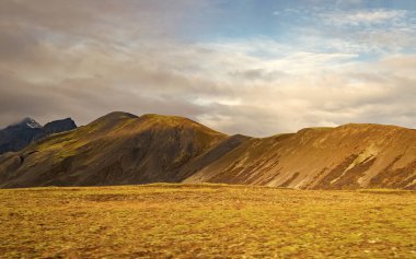 Dağlı kırsal alan. Sonbahar dağ manzarası. İzlanda doğası. Dağ kırsalında sonbahar doğası. Dağ manzaralı bir yer. Manzara sonbahar kırsalında. Seyahat hedefi.
