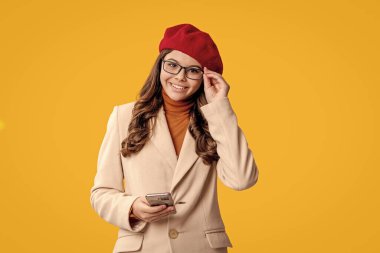 İnternette ve blogda sörf yapmak. Sohbet ve mesajlaşma. Çevrimiçi izole edilmiş sarı sohbet. Alışveriş indirimi. Genç kız telefonda blog yazıyor. Modern sohbet iletişimi. Kız blogcu akıllı telefon kullanıyor.