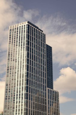 Perspektif şehir gökdeleni. Modern gökdelen binası. Metropolis 'teki mimari bina. Gökdelen perspektifi. Şehir mimarisi. Modern ofis binasının mimarisi. Modern cam bina.