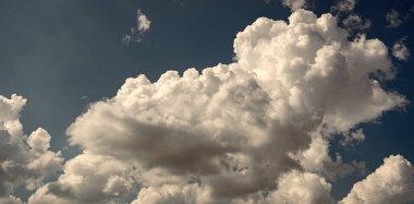 Beyaz bulutlu gökyüzü. Güzel beyaz bulutlu mavi gökyüzünde yumuşak güneş ışığı, doğa manzaralı yumuşak beyaz bulutlar pastel mavi gökyüzü arka planında.
