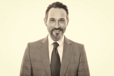 İşadamı beyazdan izole edilmiş. Takım elbiseli bir iş adamı. Olgun iş adamı. İş adamı portresi. Başarılı bir iş. Girişimcinin başarısı. Ofis yöneticisi portresi.