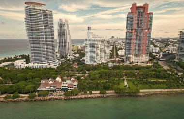 Miami güney plajının şehir manzarası. Miami şehir merkezinde modern gökdelenleri olan Florida. Hava görüntüsü. Miami Plajı 'ndaki gökdelenli şehir manzarası. Skyline marina havacılık şehri manzarası. Şehir ufku.