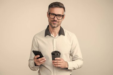 İş adamı sohbeti. İş adamı mesajlaşması ve mesajı. Sosyal ağ. Telefonu olan olgun bir iş adamı. Telefon kullanan bir iş adamı. Gri yolda insan telefonu görüşmesi izole edildi. Sohbet adabı.