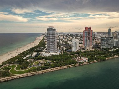 Miami güney plajının şehir manzarası. Miami şehir merkezinde modern gökdelenleri olan Florida. Hava görüntüsü. Miami Plajı 'ndaki gökdelenli şehir manzarası. Skyline marina havacılık şehri manzarası. Şehir merkezi..