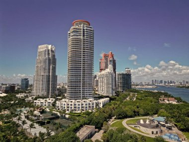 Yaz tatili. Güney sahili havacılık şehri. Şehir manzarası. Miami plajı gökdelen manzarası. Marina, Miami Beach, Florida USA 'de. Biscayne Körfezi. Lüks şehir manzaralı Miami Marina şehir merkezi. Lüks otel..
