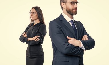 İş ekibi başarısı. İş ortağı beyazla izole edilmiş. Takım elbiseli iş adamları. İş ekibi çalışması ve işbirliği. Ortaklık kavramı. Ortak takımı. Başarılı ortaklık. Düzenli iş.