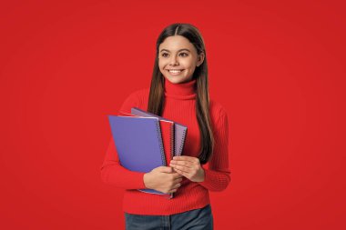 Çalışma kitabıyla çalışan genç bir kız. Okula dönelim. Bilgi ve eğitim. Kırmızıda izole edilmiş genç kız öğrenci. 1 Eylül. Lise eğitimi. İnceleme yoluyla bilgi. Devlet okulu.