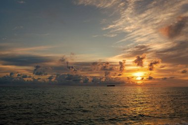 Deniz manzarasında romantik bir yaz tatili. Dramatik gün batımı. Okyanus sahilinde gün doğumu. Yaz tatilinde gün batımı deniz manzarası. Deniz kıyısında gün doğumu. Gün batımında deniz manzarası sakin. Plaj gün batımı.
