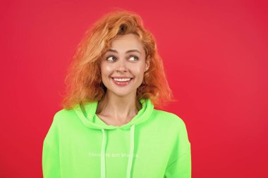 Kazaklı beyaz bir kadın. Sıradan bir yaşam tarzı. Havalı kapüşonlu giyen kızıl saçlı kız. Pembe üzerine izole edilmiş şık bir kadın. Hareketli moda kız kapüşonlu giyer. Moda kıyafetleri ve tarzı. Yüz resmi.