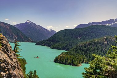 Kuzey Cascades Ulusal Parkı 'ndaki Diablo Gölü. Diablo Gölü manzaralı. Dağ manzaralı Diablo gölü. Dağ tepesi ve Diablo gölü manzarası. Doğa manzarası. Seyahat macerası.