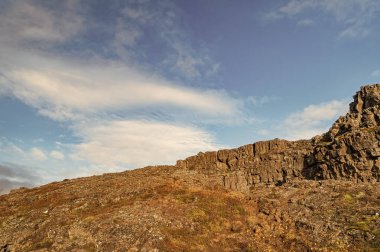 Rocky tektonik Almannagja dağı. Dağ jeolojisi kayası. Jeoloji kayalık uçurumu. Uçurumun kenarındaki Almannagja. İzlanda 'daki dağ uçurumu. İzlanda 'nın vahşi doğasında jeolojik tektonik kaya.