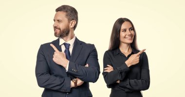 İş liderliği ve başarı. Lider, liderliği temsil ediyor. Başarılı iş adamları. İşletme lideri beyazları soyutladı. Ofiste iki meslektaşım var. İş arkadaşı olan iş adamları. işaret parmağı.