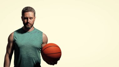 Sahada basketbol topu olan bir adam. Profesyonel basketbolcu eğitimi, izole edilmiş beyaz. Kaslı adamın spor motivasyonu var. Spor ve hobi. Basketbolcu adam profesyonel oynuyor. Reklam..
