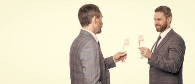 Başarılı iş ortaklığı. İki başarılı iş ortağı iş başarısını şampanyayla kutluyor. Ortaklık ve iş başarısı. Beyazlar üzerinde izole iş adamları. Boşluğu kopyala.