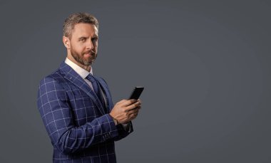 Telefonu olan İspanyol bir iş adamı. Telefon kullanan bir iş adamı. Gri yolda insan telefonu görüşmesi izole edildi. İş adamı sohbeti. İş adamı mesajlaşması ve mesajı. Sosyal ağ. Boşluk afişini kopyala.