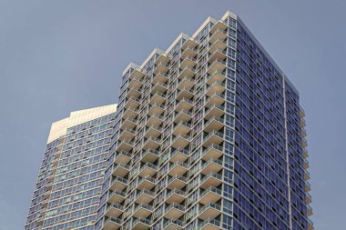 Şehir merkezindeki ofis binası. Gökdelen perspektif görüntüsü. Şehir mimarisi. Modern ofis binasının mimarisi. Perspektif şehir gökdeleni. Modern gökdelen binası. Konut binası.