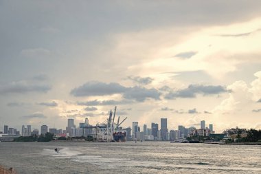 Miami silueti. Şehir merkezindeki Miami plajı. Liman ve gökdelen inşaatı. Şehir merkezindeki Miami şehri. Miami şehir merkezinde modern gökdelenleri olan Florida. Skyline marina şehri. Gün batımı görünümü.