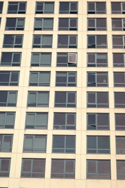 Pencereli modern cephe arkaplanı. Mimarlık. Ön cephe mimarisi. Bina arka planı. Binanın penceresi. Mimari detay. Mimarinin arka planı. Modern arkaplan.