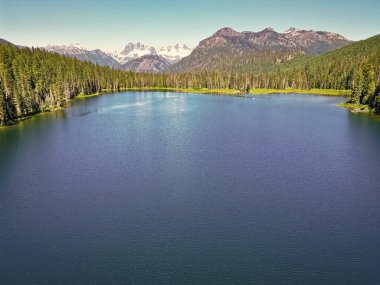 Cooper gölü ve dağ manzarası. Cooper Gölü Dağı 'nın manzarası. Doğa manzarası. Washington Cascade Dağları 'ndaki Cooper Gölü. Cooper Gölü 'nün popüler doğa yürüyüşü. Idyllic ayarı.