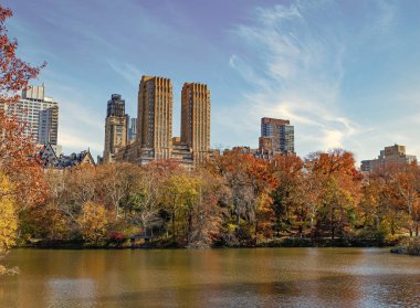 New York sonbaharı. Doğanın sonbahar güzelliği. Şehir parkında doğa. Parkta sonbahar manzarası. Sonbahar manzarası. Doğa sonbahar manzarası. Central Park 'ta sonbahar sezonu. Sonbaharda mevsimlik şehir manzarası