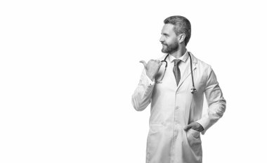 Steteskoplu bir pratisyen. Pratisyen beyazı izole etmiş. Tıbbi pratisyen. Boşluğu kopyala.