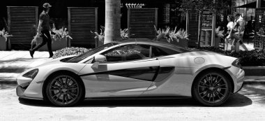 Miami Beach, Florida ABD - 15 Nisan 2021: beyaz mclaren 570 'ler Cabriolet spor araba, yan görüş.
