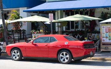 Miami, Florida, ABD - 06 Aralık 2024 Dodge Challenger SXT arabası. Dodge Challenger SXT tipi yarış arabası. Dodge Challenger 'ın arabası dışarıda park edilmiş. Dodge Challenger SXT, yan görünüm.