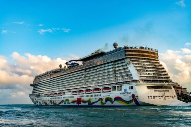 Miami, Florida, ABD - 16 Aralık 2024 Yaz Tatili Seyahati. Norveç yolcu gemisi. Gemi turu ve deniz seyahati. Gemi seyahate koyuluyor. Norveççe Tekrar Yolcu Gemisi Yolculuğu.