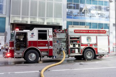 Miami, Florida, ABD - 01 Aralık 2024: büyük itfaiye aracı açık havada. İtfaiye aracı, yan görüş. İtfaiye aracının paspası. İtfaiye aracı. Miami 'de itfaiye. İtfaiye hortumu.