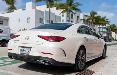 Miami, Florida, ABD - 11 Aralık 2024: beyaz Mercedes Benz C257 lüks sedan. Mercedes Benz C257 tipi lüks bir sedan araba. Mercedes Benz 'in arabası dışarıda park edilmiş. Mercedes Benz C257, köşe manzaralı..