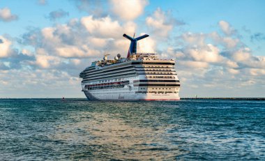 Miami, Florida, ABD - 10 Aralık 2024 Yaz Tatili Gezisi. Karnaval yolcu gemisi. Gemi turu. Gemi Miami limanından ayrılıyor. Seyahat güzergahı. Karnaval Gündoğumu yolcu gemisi yolculuğu.