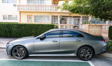 Miami, Florida, ABD - 09 Aralık 2024 Mercedes Benz CLS 2019 amg turbo araba. Mercedes Benz CLS tipi lüks bir araba. Mercedes Benz 'in arabası dışarıda park edilmiş. Mercedes Benz CLS, yan görünüm.