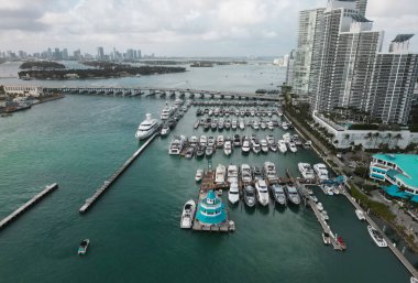 Limanda rıhtımda bir yat var. Miami 'de lüks bir yaz tatili. Özel tekne manzarası. Lüks teknesi olan bir Marina. Miami 'deki yat kulübü ve yat limanı. Özel yatı ve teknesi olan lüks bir yat limanı. Sahil marinası..