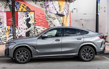 Miami, Florida, ABD - 16 Kasım 2024: 2025 BMW X6 çapraz otomobil. BMW X6 tipi lüks bir çapraz araba. BMW X6 'nın arabası dışarıda park edilmiş. BMW X6, yan görünüm.