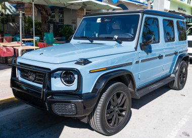 Miami, Florida, ABD - 24 Kasım 2024 Mercedes Benz G 2025 SUV otomobil. Mercedes Benz G SUV tipi lüks bir araba. Mercedes Benz 'in arabası dışarıda park edilmiş. Mercedes Benz G, köşe görünümü.