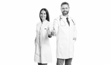 Doktor reklam öneriyor, başparmağınızı kaldırın. Sağlık hizmeti ilanı. İki doktor doktorluk yapıyor. Sağlık uzmanı doktor beyazı izole etti. ilaç ve sağlık hizmetleri.