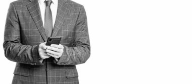 Blogda iş adamıyla mesajlaşıyorum. İletişim. Telefondaki mesajlaşan iş adamı beyazdan izole edilmiş. İş mesajlaşması. İnternet işi. Takım elbiseli bir iş adamı telefon kullanır. Metin platformu.